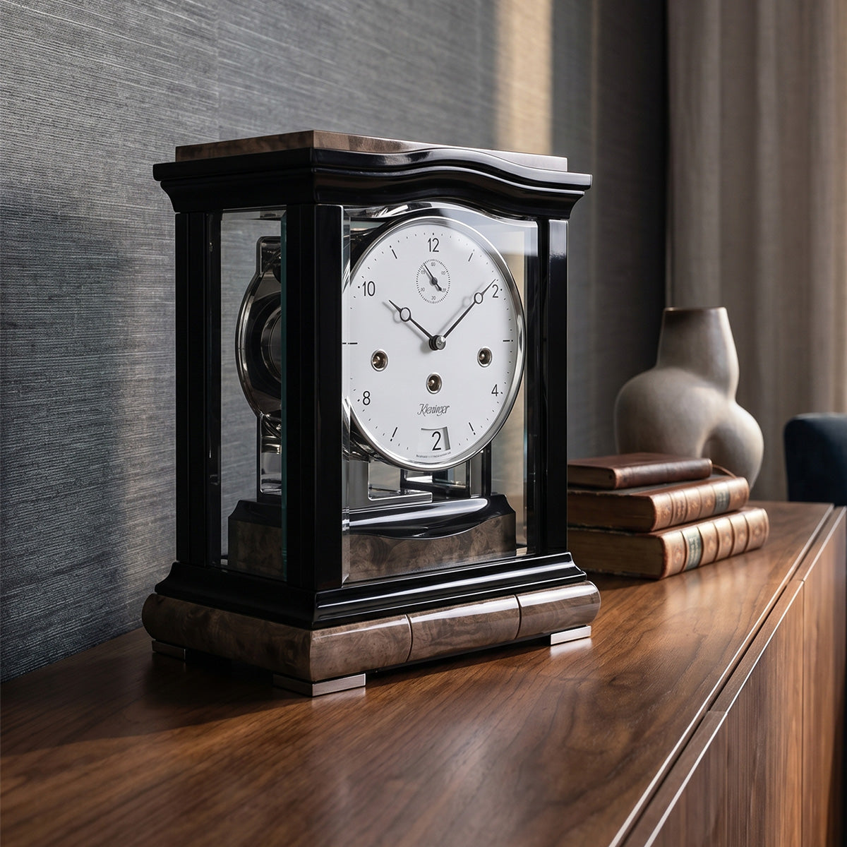 Horloge de cheminée Kieninger en satin noir avec accents de ronce grise