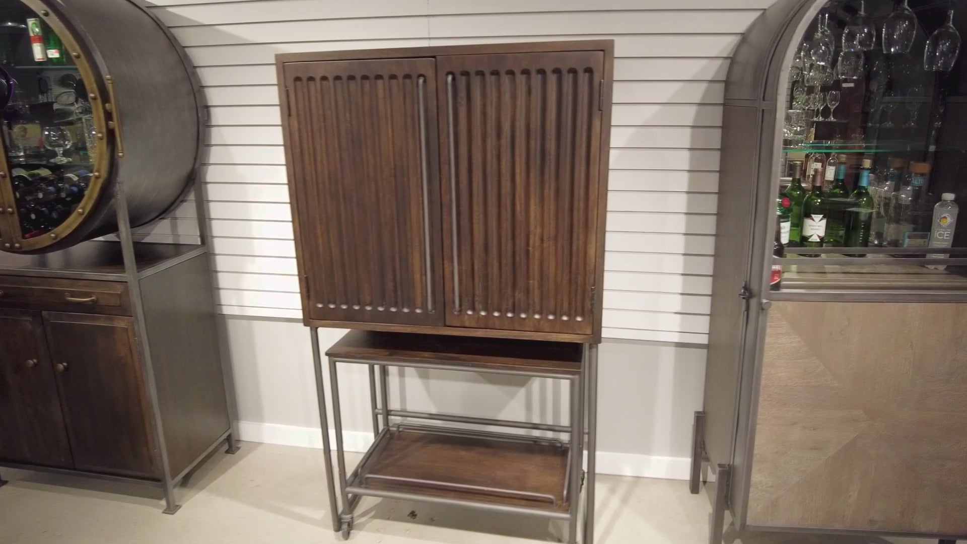 Chariot de bar, armoire à vin et bar